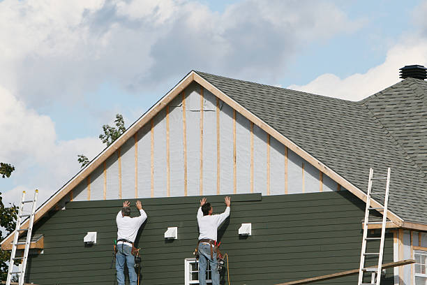 Professional Siding Repair technician working in Bloomington, IL